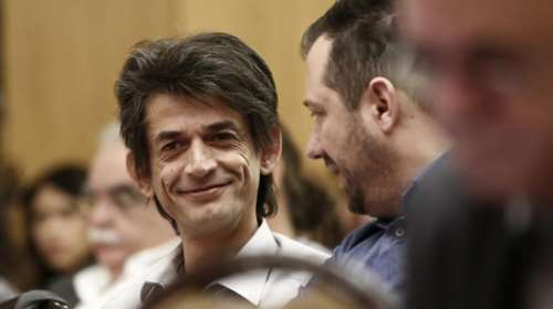 Κεράκια και τούρτες για τον Καρανίκα στη Βουλή- Πόσα έκλεισε