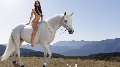 Η Εμιλι Ρατακόφσκι χωρίς ταμπού (ούτε ρούχα)