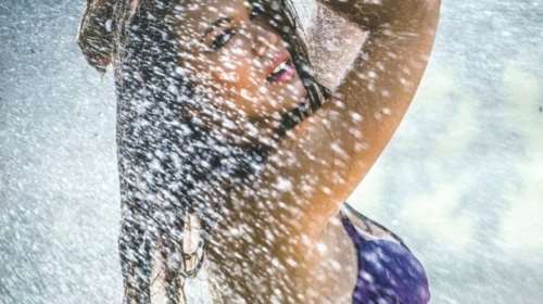 Οι καυτές πόζες πρωταγωνίστριας του «Μπρούσκο»