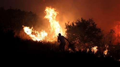 Οι φλόγες κατακαίνε μεγάλη δασική έκταση στη Σάμο - ΒΙΝΤΕΟ