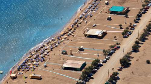 Γυναίκα εφοριακός μπήκε στη θάλασσα να συλλάβει μασέρ!