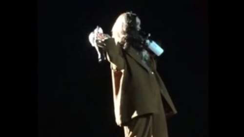 Τι κάνει η Rihanna  στη σκηνή με το σουτιέν στο χέρι; - ΒΙΝΤΕΟ