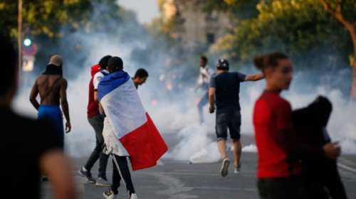 Επεισόδια και δακρυγόνα στο Παρίσι στον τελικό του Euro