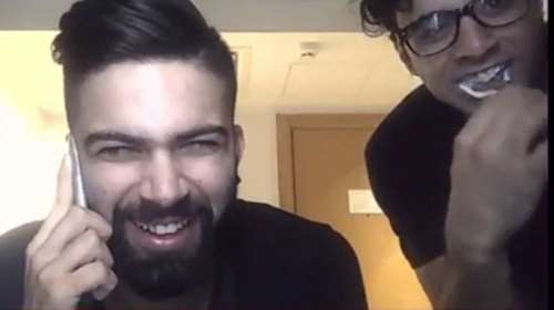 O Ιαν Στρατής βούρτσισε τα δόντια του σε live σύνδεση [Βίντεο]