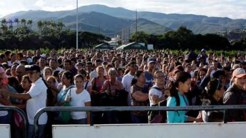 Βενεζουέλα: Χιλιάδες πέρασαν τα σύνορα για να αγοράσουν πρόμήθειες