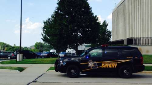 Kρατούμενος σκότωσε δύο δικαστικούς επιμελητές σε δικαστήριο στο Μίσιγκαν