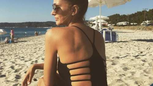 Η Αλέκα Καμηλά μας αφήνει άφωνους με «κολασμένο» μαγιό στην παραλία