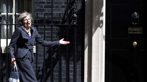 Η γκάφα της Μέι την πρώτη μέρα στη νέα της δουλειά