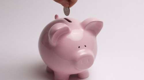 Εσπασε τον κουμπαρά για να δωρίσει ασύρματο στην Αστυνομία