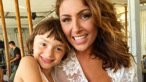 Ποιας γνωστής παρουσιάστριας την κόρη μας συστήνει η Ελενα Παπαρίζου;