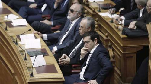 H κυβέρνηση βουλιάζει στη μάχη της καθημερινότητας