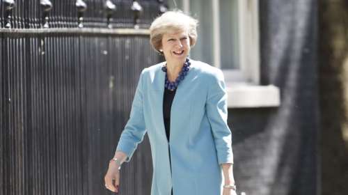 Μέι σε Γιούνκερ: Θέλουμε χρόνο για το Brexit