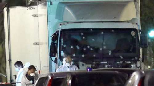 Μοτοσικλετιστής προσπάθησε να σταματήσει το φορτηγό