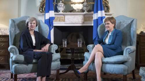 Εκστρατεία της Τερέζα Μέι στη Σκωτία για το Brexit-Συνάντηση με Στέρτζον