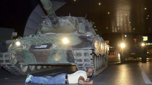 Τουρκία: Σταματά το τανκ με το σώμα του