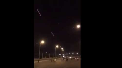 Στρατιωτικό ελικόπτερο ανοίγει πυρ κατά διαδηλωτών