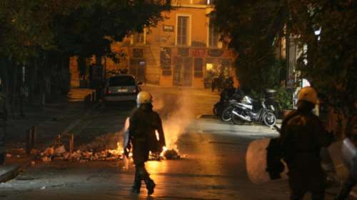 Ένταση τη νύχτα στα Εξάρχεια, φωτιές σε κάδους