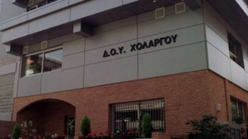 Εμπρησμός με τέσσερα γκαζάκια στη ΔΟΥ Χολαργού