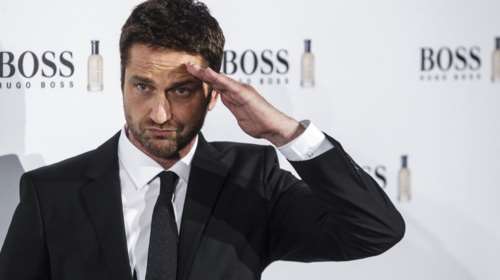 Δείτε τον υπέροχο Τζέραρντ Μπάτλερ σε παραλία της Μυκόνου