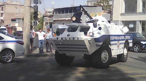 Απελευθέρωση κρατουμένου ζητούν οι ένοπλοι Αρμένιοι