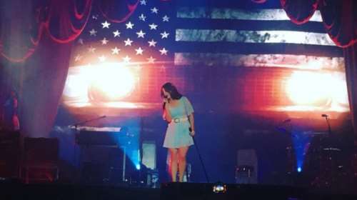 Λάνα Ντελ Ρέι: Μάγεψε τους Ελληνες με γαλάζιο φόρεμα και αγγελική φωνή