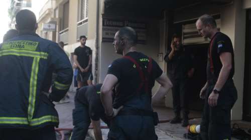 Στις φλόγες  πολυκατοικία  στον Πειραιά