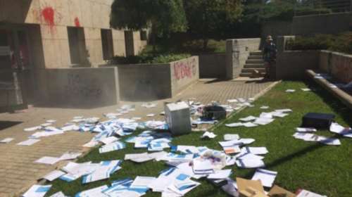 Γυαλιά καρφιά έκαναν το Δημαρχείο οι «No Border Camp»