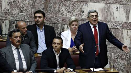 Aποχώρησε από τη συζήτηση στη Βουλή για τον εκλογικό νόμο η Χρυσή Αυγή