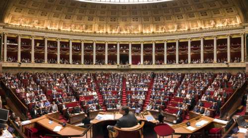 Εγκρίθηκε ο νόμος για τα εργασιακά στη Γαλλία παρά τις αντιδράσεις