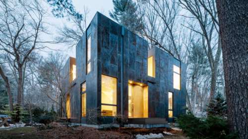 Ένα πολυτελές σπίτι στη μέση του δάσους