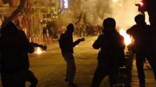 Εκαψαν αυτοκίνητα στα Εξάρχεια