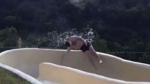 Πτήση από τη νεροτσουλήθρα στον γκρεμό: τρομακτικό βίντεο