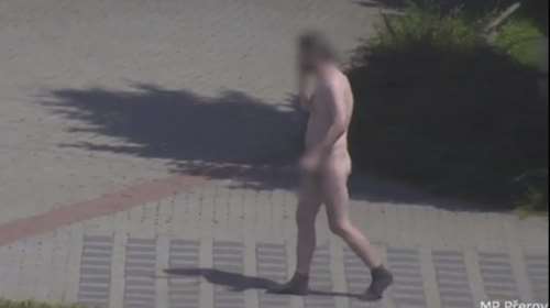 Πλήρωσε με τα ρούχα του τη μπύρα του και έφυγε γυμνός από το μπαρ