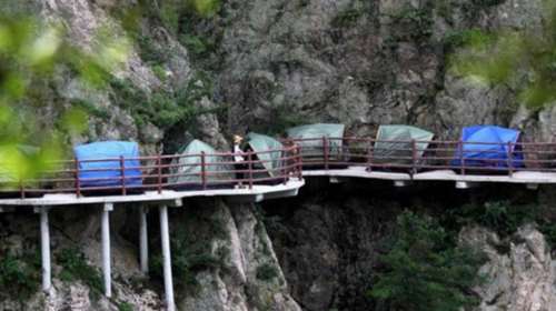 Έκαναν ...κάμπινγκ πάνω από γκρεμό 1.700 μέτρων