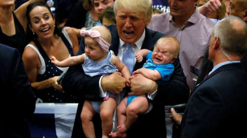 Μπέμπης σπάραξε στο κλάμα στα χέρια του Ντόλαντ Τραμπ