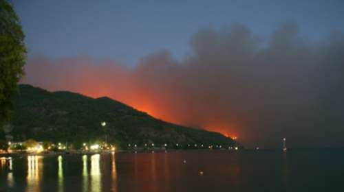 Νύχτα αγωνίας στην Εύβοια - Έδεσε οχηματαγωγό στη Λίμνη για τους κατοίκους