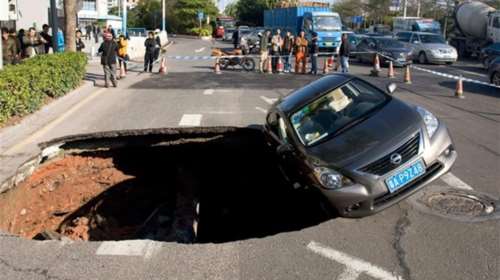 Γιγάντια τρύπα στο δρόμο κατάπιε ανθρώπους &amp; ποδήλατα - δείτε φωτό -
