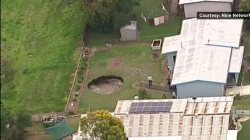 Τρόμος από τεράστια τρύπα στην αυλή ενός σπιτιού στην Αυστραλία- ΒΙΝΤΕΟ