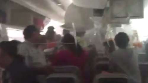 Πανικόβλητοι επιβάτες της Emirates εκκενώνουν το Boeing