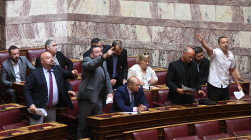 Σόου από τη Χ.Α στη Βουλή τραμπουκισμοί και αθλιότητες