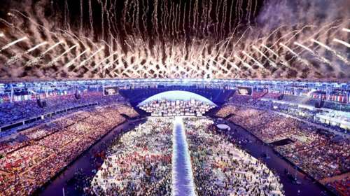 Λαμπερή τελετή με σάμπα, πυροτεχνήματα και συγκίνηση