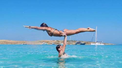 Ελληνίδα παρουσιάστρια ποζάρει αλά Dirty Dancing με φόντο τα Κουφονήσια