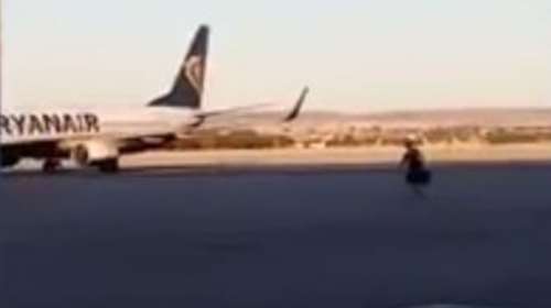 Επιβάτης με τη βαλίτσα στο χέρι κυνηγούσε Boeing κατά την απογείωση Video
