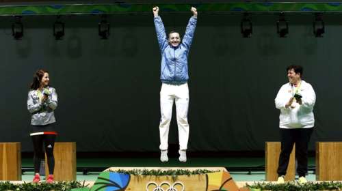 Φωταγωγήθηκε το Πανεπιστήμιο Μακεδονίας για το χρυσό της Αννας