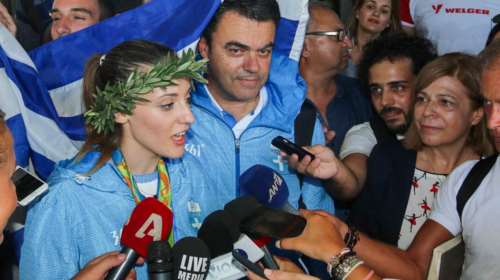 Δείτε σε ποια γνωστή τραγουδίστρια έδωσε το χρυσό μετάλλιο της η Κορακάκη!