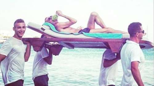 Οι Dsquared2 βαριούνται αφόρητα στη Μύκονο και δείτε τι κάνουν...