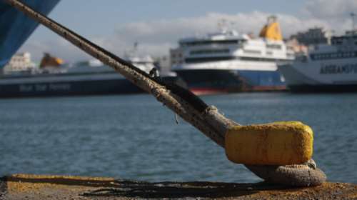 Απαγορευτικό απόπλου για Κυκλάδες - Χάος στον Πειραιά