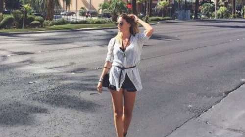 Ο χορός της Αθηνάς Οικονομάκου στη ντουζιέρα με το μαγιό της