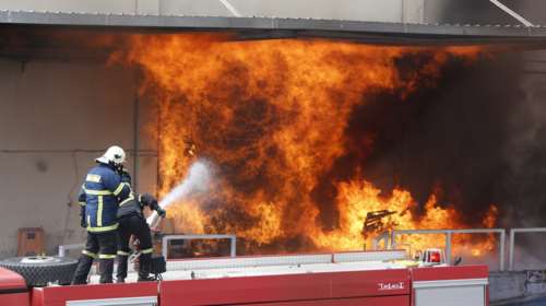 Μεγάλη πυρκαγιά σε αποθήκη με εύφλεκτα υλικά στον Ασπρόπυργο