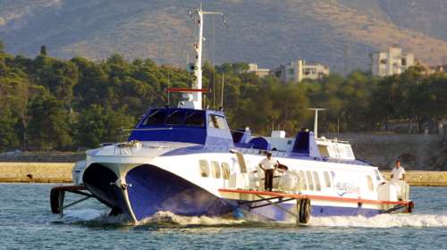 Βλάβη σε ιπτάμενο δελφίνι από την Αίγινα προς Πειραιά